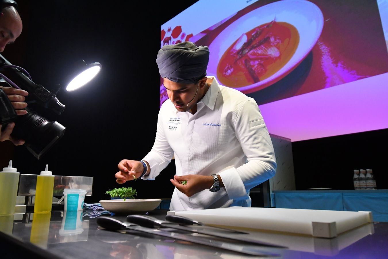 San Sebastian Gastronomika Euskadi Basque Country 2017 ha comenzado oficialmente este domingo mostrando todos los secretos de la cocina india, país invitado este año al congreso. El público ha abarrotado la sala de cámara del Kursaal para conocer los secretos de la cocina del país asiático, que ha podido degustarse a continuación.