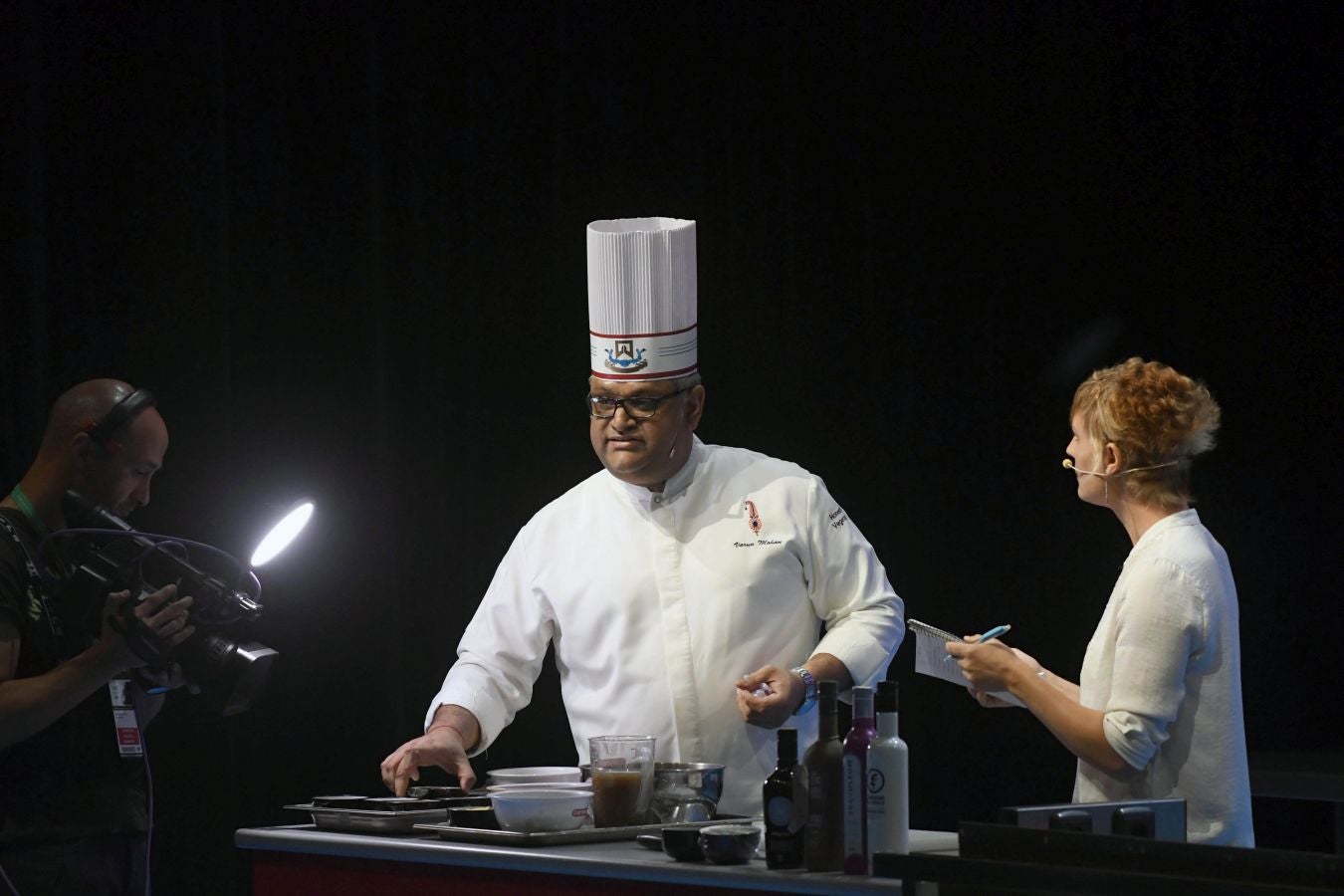 San Sebastian Gastronomika Euskadi Basque Country 2017 ha comenzado oficialmente este domingo mostrando todos los secretos de la cocina india, país invitado este año al congreso. El público ha abarrotado la sala de cámara del Kursaal para conocer los secretos de la cocina del país asiático, que ha podido degustarse a continuación.