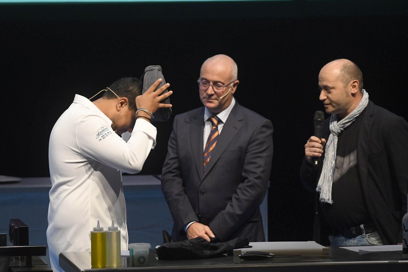 San Sebastian Gastronomika Euskadi Basque Country 2017 ha comenzado oficialmente este domingo mostrando todos los secretos de la cocina india, país invitado este año al congreso. El público ha abarrotado la sala de cámara del Kursaal para conocer los secretos de la cocina del país asiático, que ha podido degustarse a continuación.