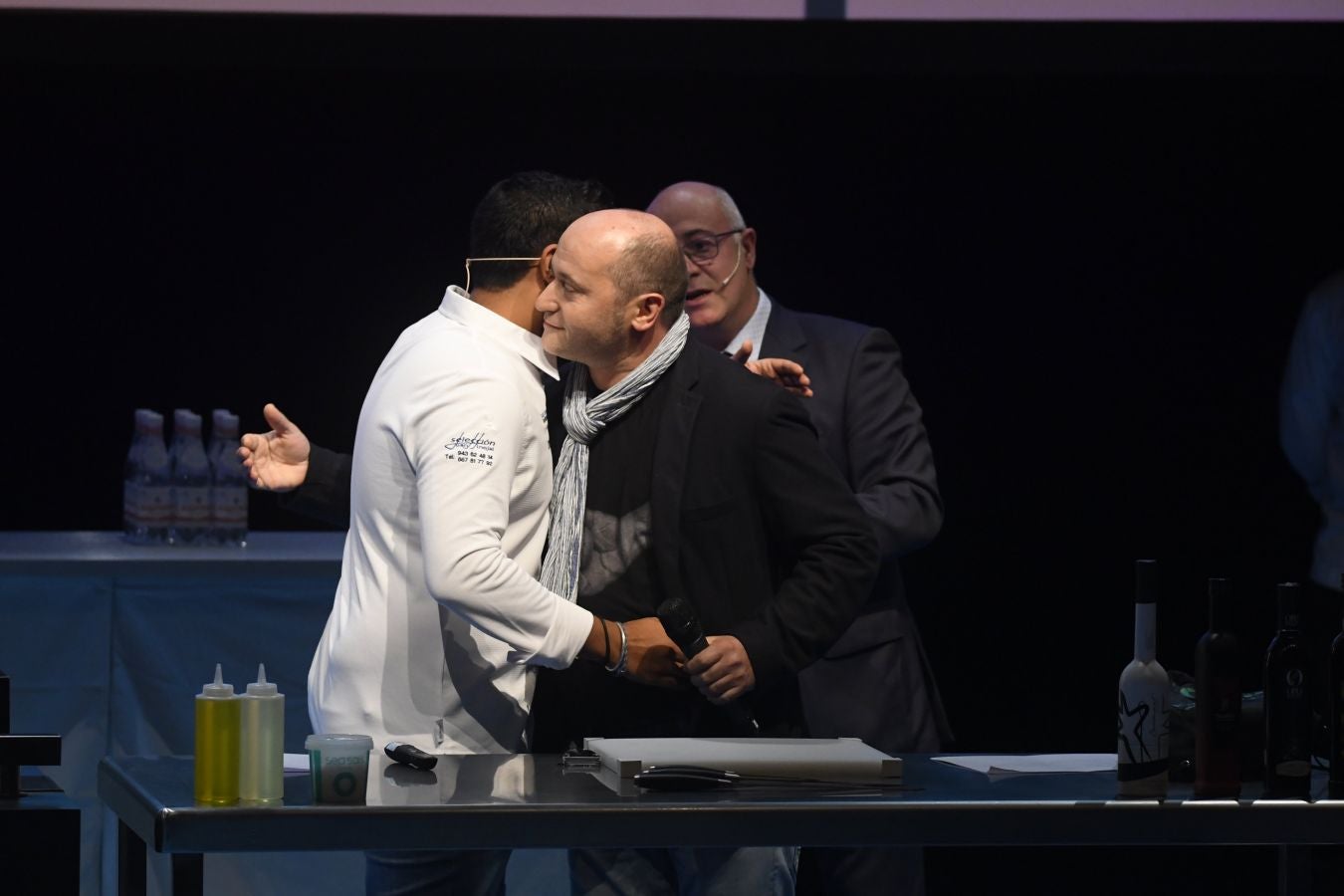 San Sebastian Gastronomika Euskadi Basque Country 2017 ha comenzado oficialmente este domingo mostrando todos los secretos de la cocina india, país invitado este año al congreso. El público ha abarrotado la sala de cámara del Kursaal para conocer los secretos de la cocina del país asiático, que ha podido degustarse a continuación.