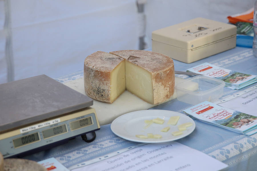 Una veintena de pastores comecializan con la obligada etiqueta el queso elaborado en Aralar
