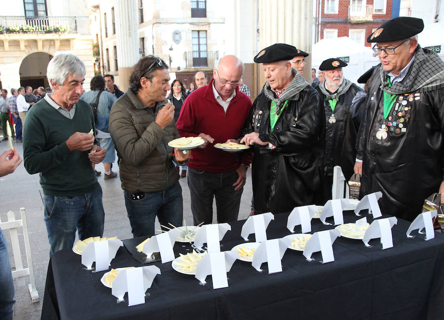 Una veintena de pastores comecializan con la obligada etiqueta el queso elaborado en Aralar