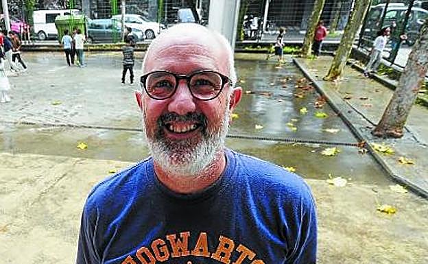 Álvaro Behobide, en el patio de Catalina de Erauso Ikastetxea.