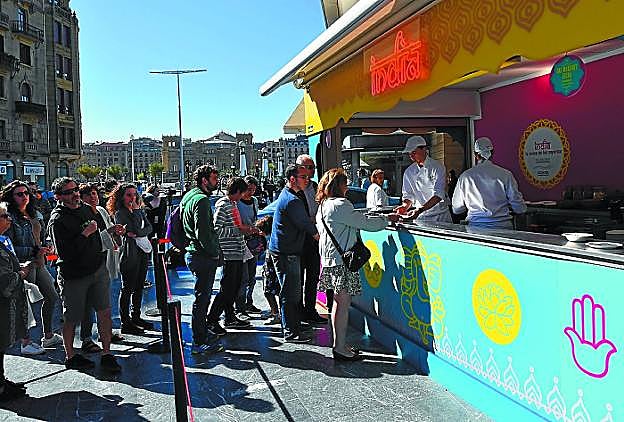 El público disfruta desde ayer de la cocina india en los puestos del Kursaal. 