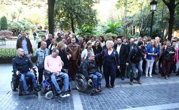 La diputada foral Maite Peña, junto a representantes de 40 asociaciones de iniciativa social.