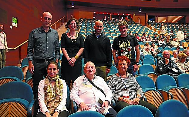El director Yuri Morejón y parte de sus insignes 'actores'. 