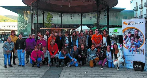 Voluntarios y miembros de Atzegi durante la presentación de la campaña. 