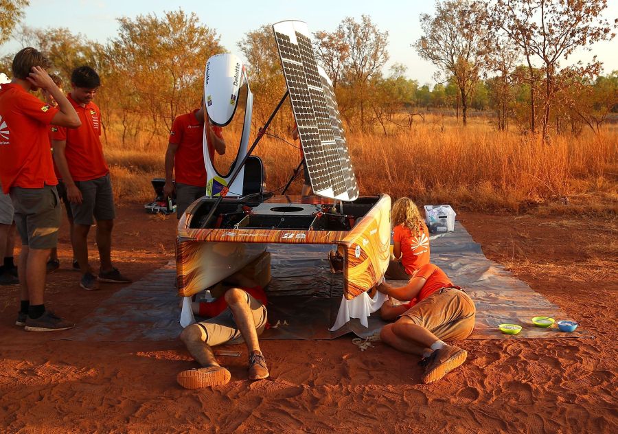 Vehículos con diseños imposibles llegados de todo el mundo participan en el World Solar Challenge, una carrera de 3.021 kilómetros por el desierto de Australia, para promover el uso de la energía solar 