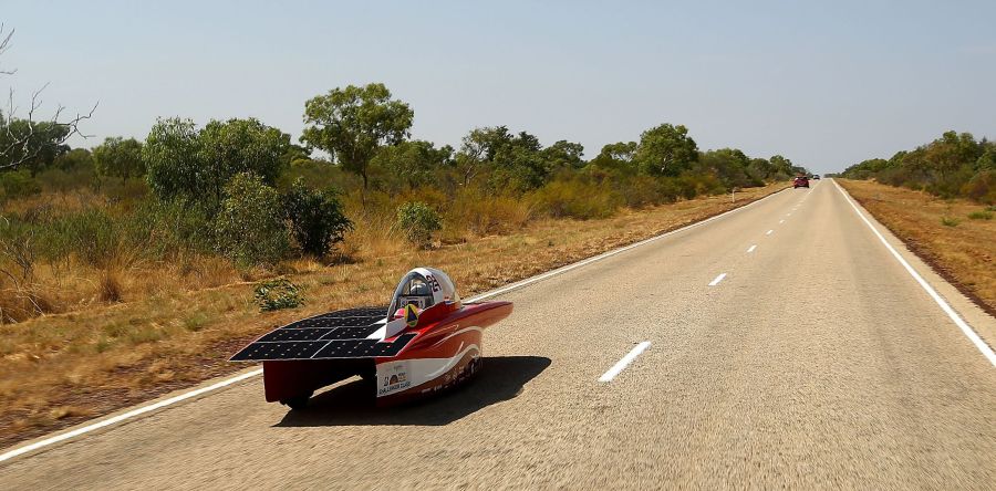 Vehículos con diseños imposibles llegados de todo el mundo participan en el World Solar Challenge, una carrera de 3.021 kilómetros por el desierto de Australia, para promover el uso de la energía solar 