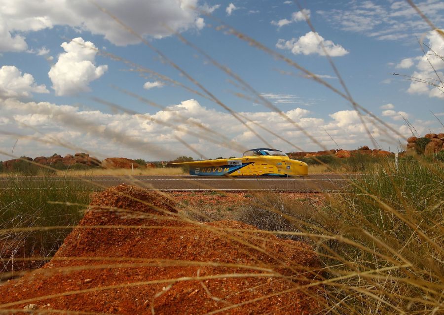 Vehículos con diseños imposibles llegados de todo el mundo participan en el World Solar Challenge, una carrera de 3.021 kilómetros por el desierto de Australia, para promover el uso de la energía solar 
