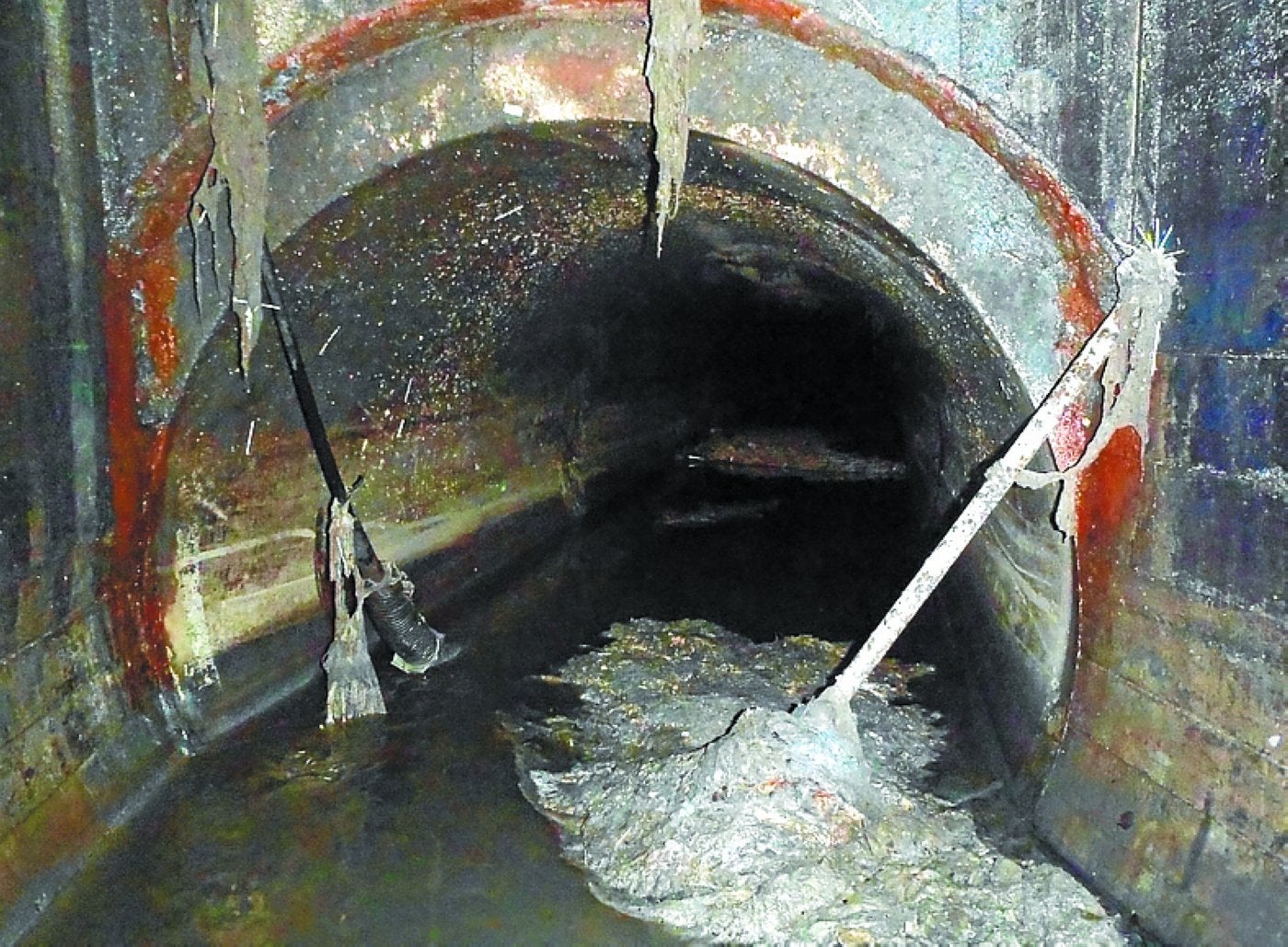 Acumulación de toallitas dentro del colector de Herrera.