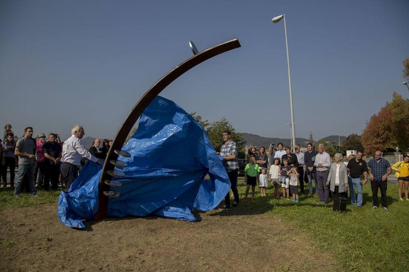 Se ha colocado en el parque de Aiete de San Sebastián para homenajear la figura del aietearra más universal 