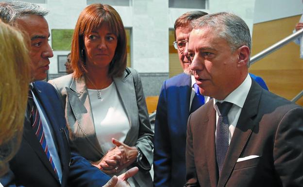 Urkullu y De Andrés, en un corrillo durante la apertura del Año Judicial con Juan Luis Ibarra y la líder del PSE, Idoia Mendia. El presidente del TSJPV abraza al homenajeado Joaquín Giménez.