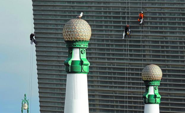 Limpieza de los cristales del Kursaal