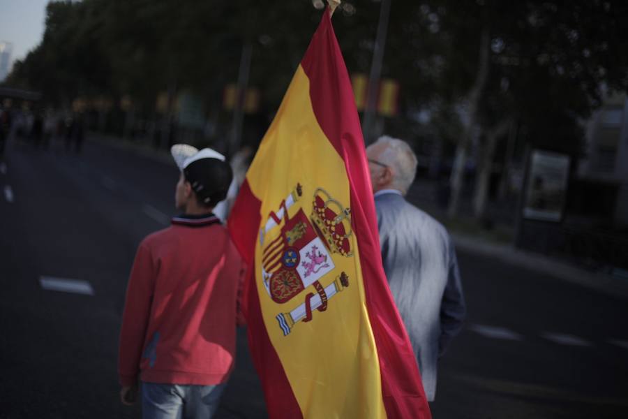 Miles de personas arropan el desfile del 12-O más multitudinario de los últimos años