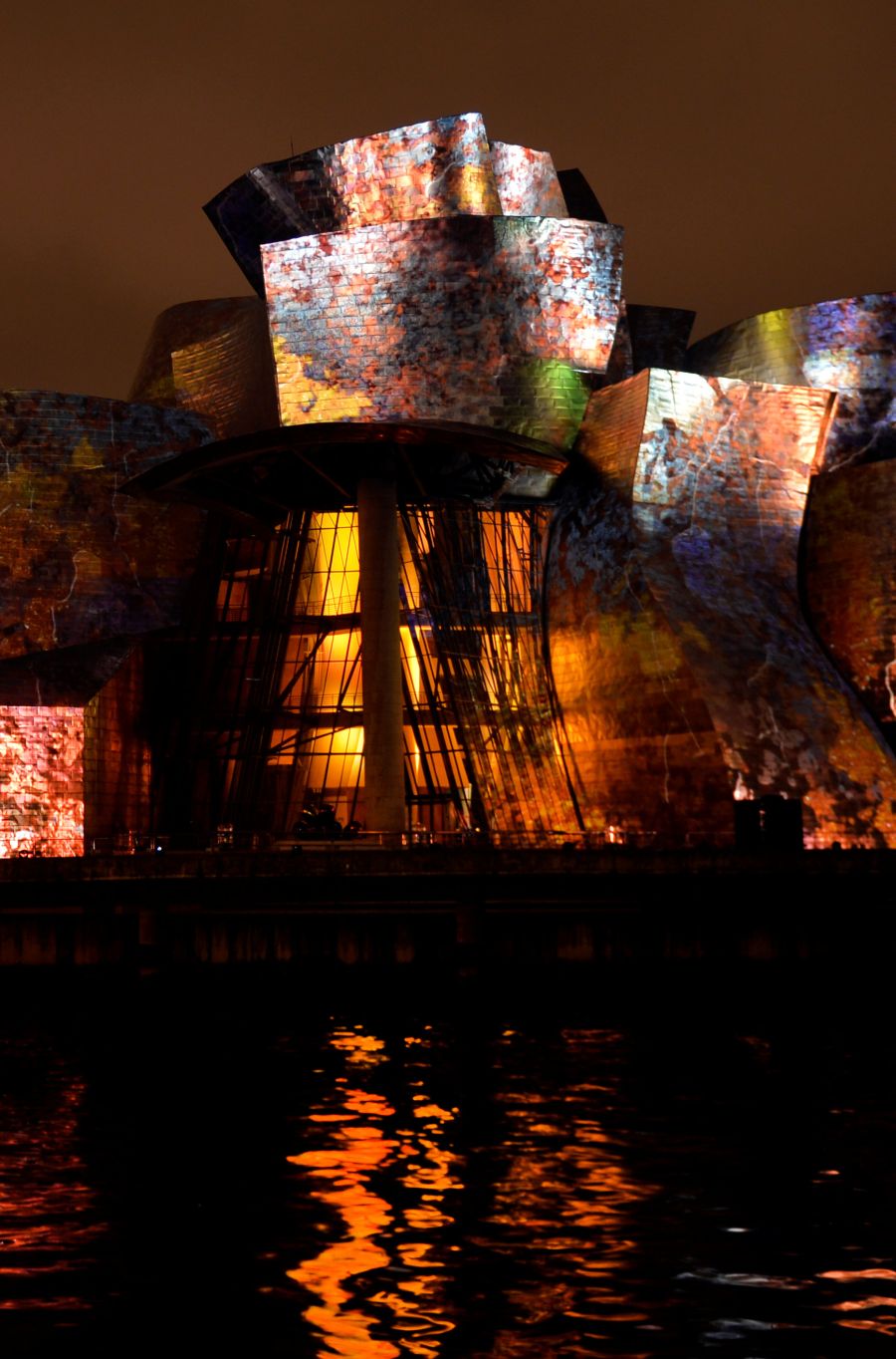 El vigésimo aniversario del Guggenheim llenó de luz el museo con el espectáculo 'Reflections', que no defraudó a nadie