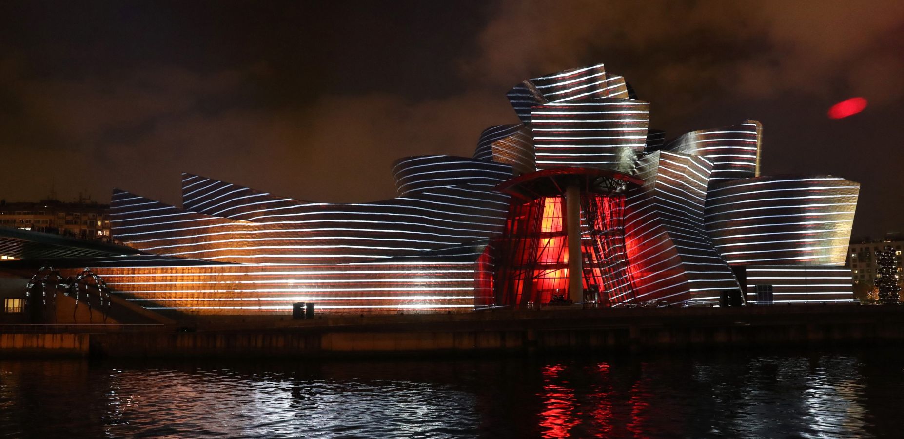 El vigésimo aniversario del Guggenheim llenó de luz el museo con el espectáculo 'Reflections', que no defraudó a nadie