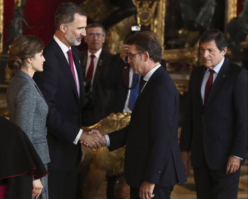 Consternación y gestos serios han sido la tónica general en la tradicional recepción que los Reyes ofrecen en el Palacio Real tras el desfile del 12 de octubre