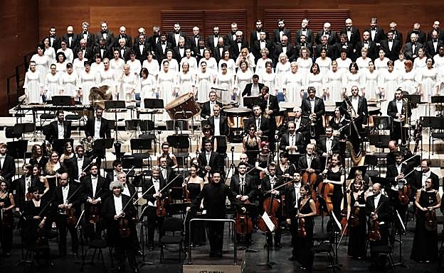 El director, Robert Treviño, junto a la orquesta y el Orfeón Pamplonés, antes del inicio del concierto en el Kursaal. El lunes volverán a ofrecer el mismo programa.