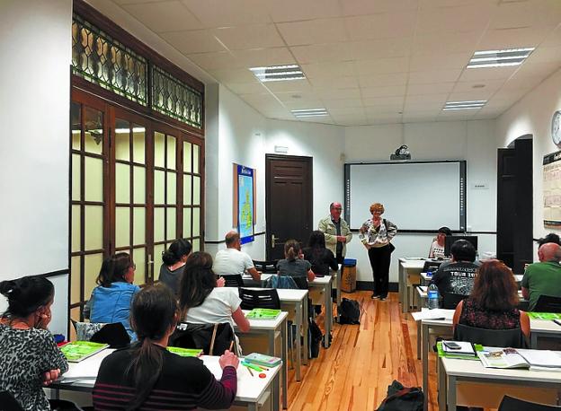 El alcalde y la concejala de cultura visitaron las aulas.