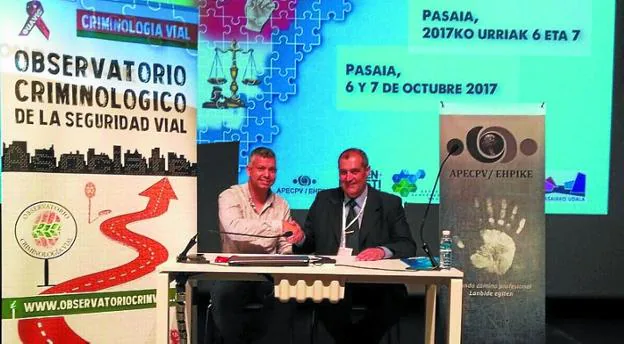 En Donibane. José Mª González y Diego Leonet firman el acuerdo.