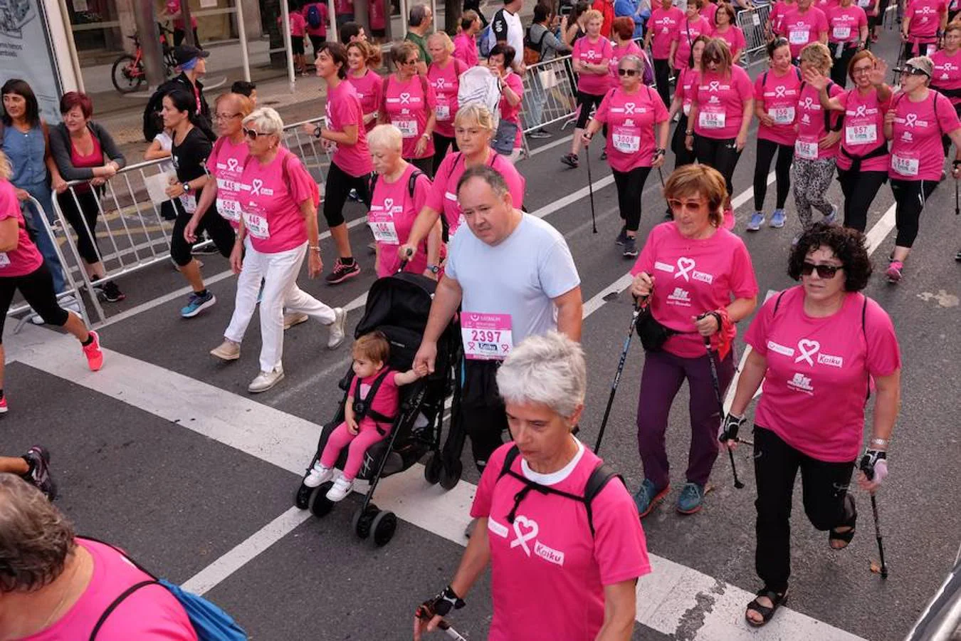 2.600 personas han participado este domingo en San Sebastián en la marcha 5k Katxalin, en solidaridad con las personas afectadas por el cáncer de mama