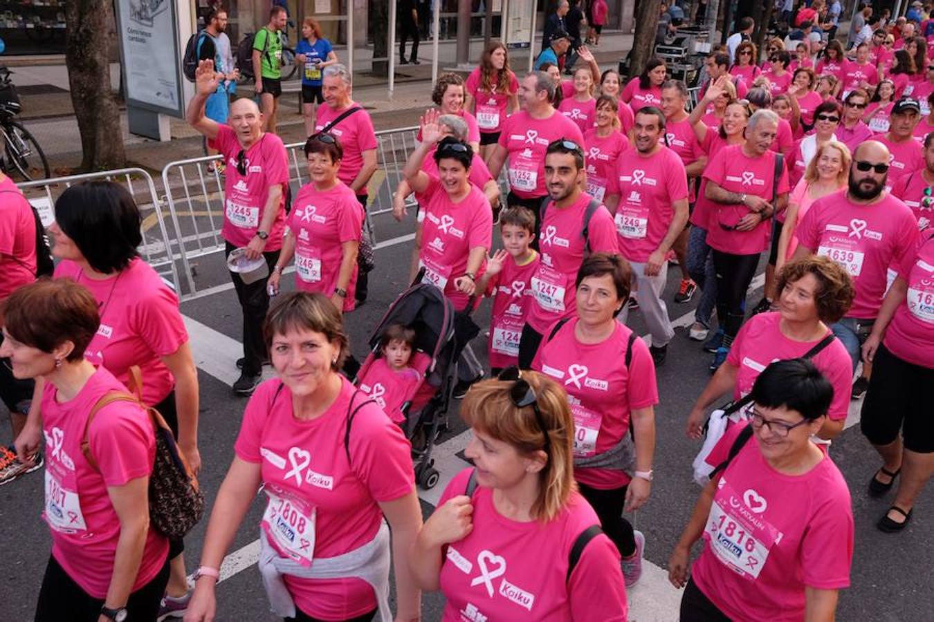 2.600 personas han participado este domingo en San Sebastián en la marcha 5k Katxalin, en solidaridad con las personas afectadas por el cáncer de mama