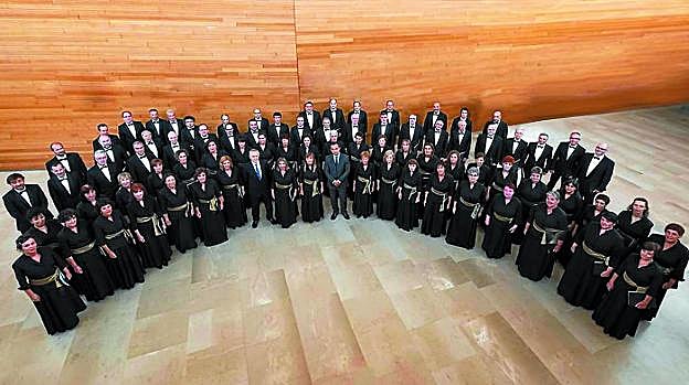 Listos para actuar en Pasai Donibane. Los integrantes de la Coral Andra Mari de Errenteria posan juntos antes de un concierto anterior.