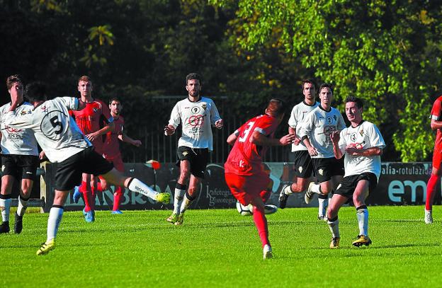 Sólidos. Varios jugadores zarauztarras intentan interceptar el disparo rival. 