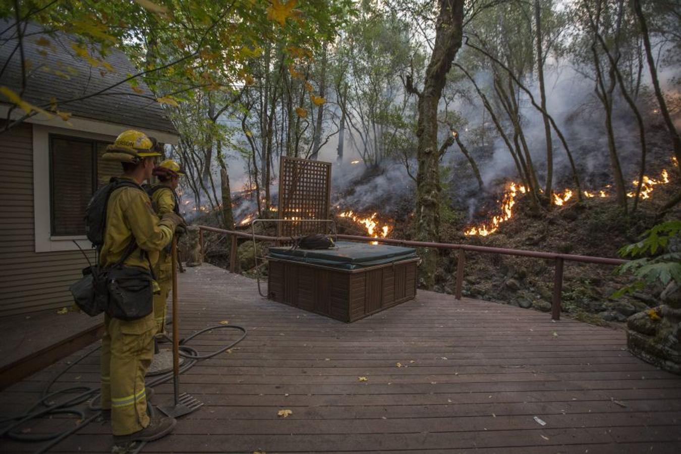 Al menos 40 personas han muerto, muchas siguen desparecidas y alrededor de 5.700 edificios han sido destruidos desde que hace una semana los incendios comenzasen a arrasar California. 