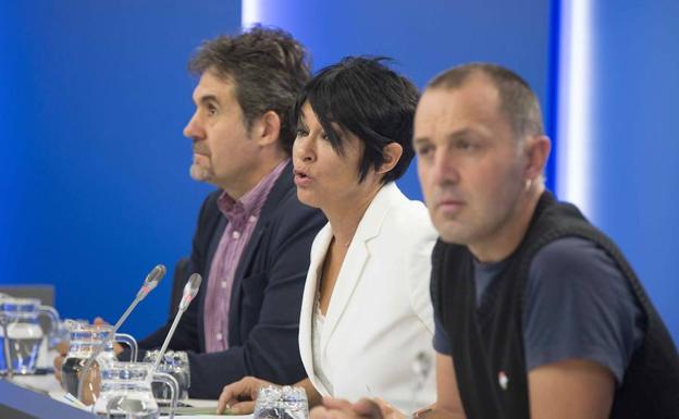 Pello Urizar, Maddalen Iriarte y Unai Urruzuno presentan la propuesta de EH Bildu.