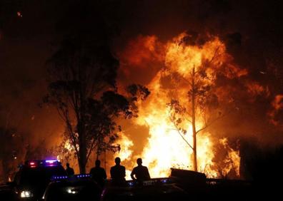 Imagen secundaria 1 - La ola de incendios en Galicia deja tres muertos y miles de hectáreas calcinadas