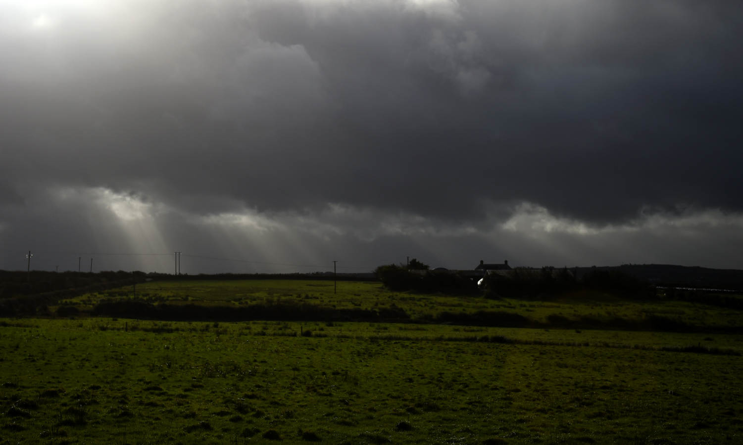 Las autoridades irlandesas han recomendado a la población no salir de sus casas durante la jornada y han cerrado las escuelas y los hospitales por la llegada del huracán 'Ophelia', que a lo largo de este lunes afectará al país en forma de tormenta tropical procedente del sur. 