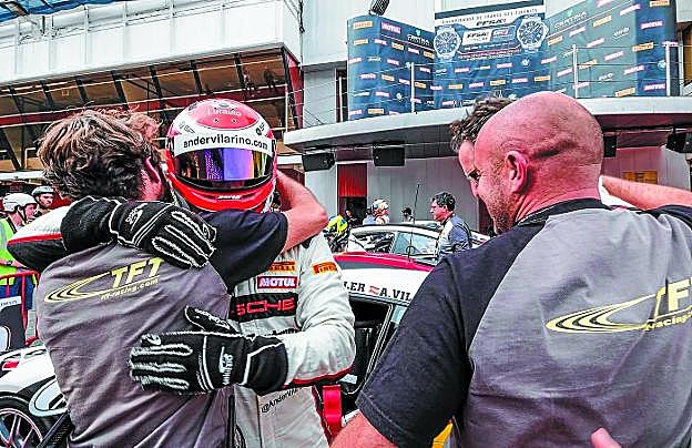 Podio. Ander Vilariño se abraza a los integrantes de su equipo este fin de semana en el circuito de Paul Ricard.