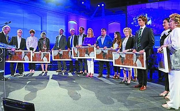 Empresarios guipuzcoanos recibieron el reconocimiento de Adegi el pasado mayo. 