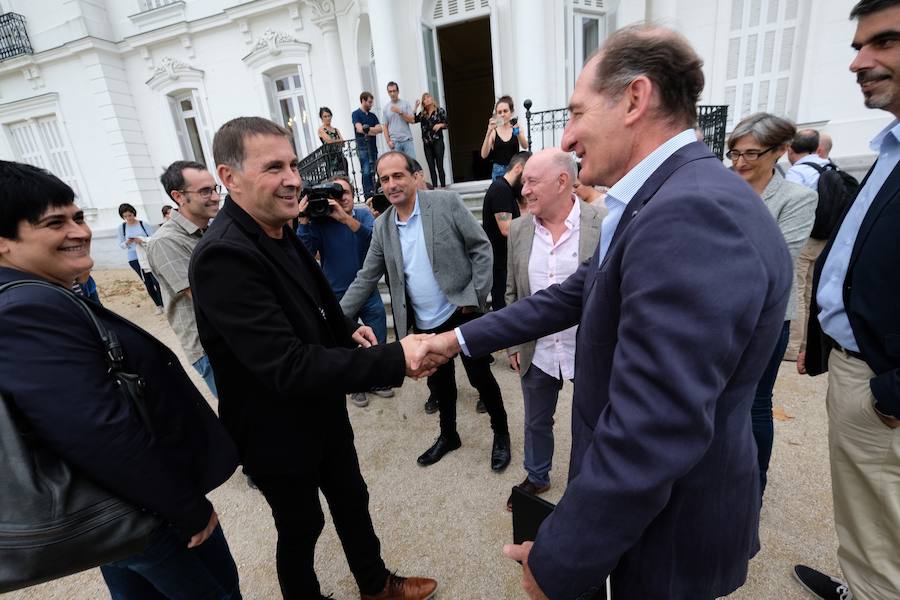 El Foro Social ha celebrado este martes en San Sebastián una reunión con motivo del sexto aniversario de la llamada 'Declaración de Aiete', que allanó el camino al anuncio de cese definitivo de la violencia de la banda. Ha emplazado a ETA a la «desmovilización» y al «desmantelamiento total de las estructuras militares».