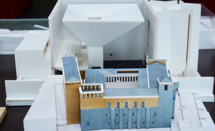 La facultad de Arquitectura de la UPV acoge una exposición dedicada a los arquitectos y catedráticos Manuel Iñiguez Villanueva y Alberto Ustarroz Calatayud que recorre su extensa carrera como arquitectos y profesores durante más de 40 años. 