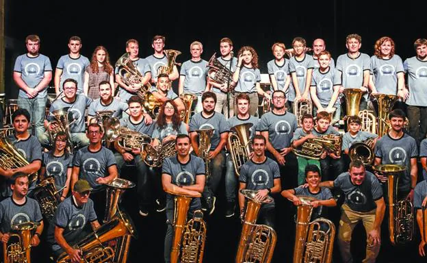 Numerosos músicos se dieron cita en el encuentro llevado en Azpeitia con motivo del Festival de Tuba 2017.