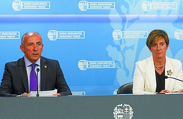 El portavoz, Josu Erkoreka, y la consejera de Desarrollo Económico, Arantxa Tapia, ayer en Vitoria.
