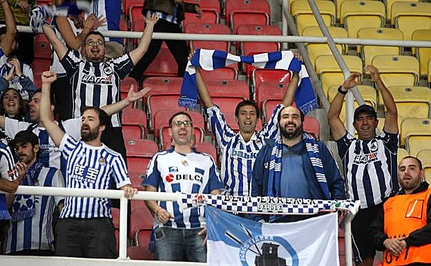 La afición de la Real Sociedad vibra en la grada