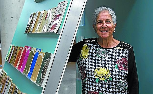 Teresa del Valle, en la exposición de la UPV/EHU.