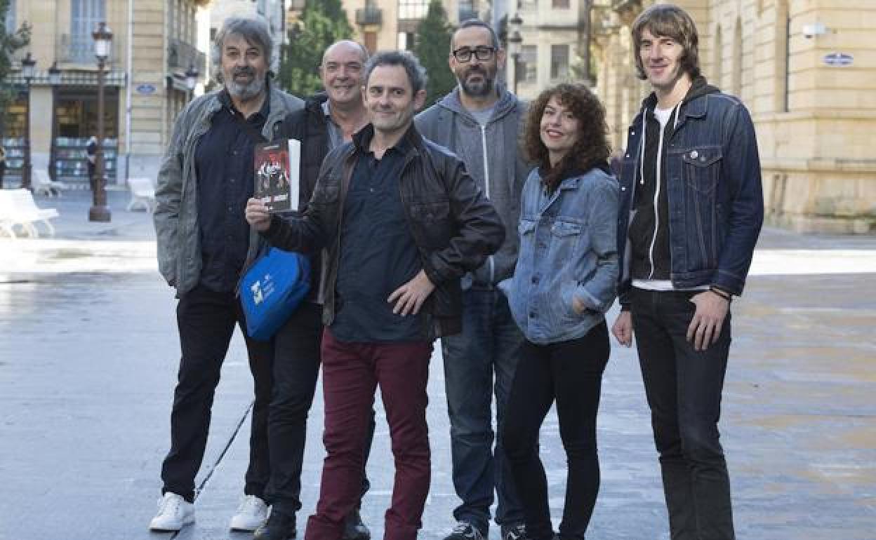 Besteak beste, Andoni Egaña eta Joxerra Garzia izan ditu alboan Alberto Irazuk eskuan duen liburuaren aurkezpenean.