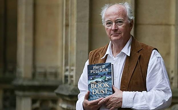 Pullman posa con un ejemplar de su nuevo libro. 