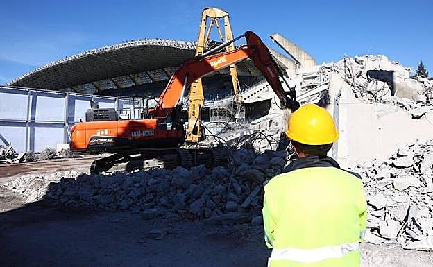 Un operario observa la labor de las máquinas en el graderío sur del estadio txuri-urdin