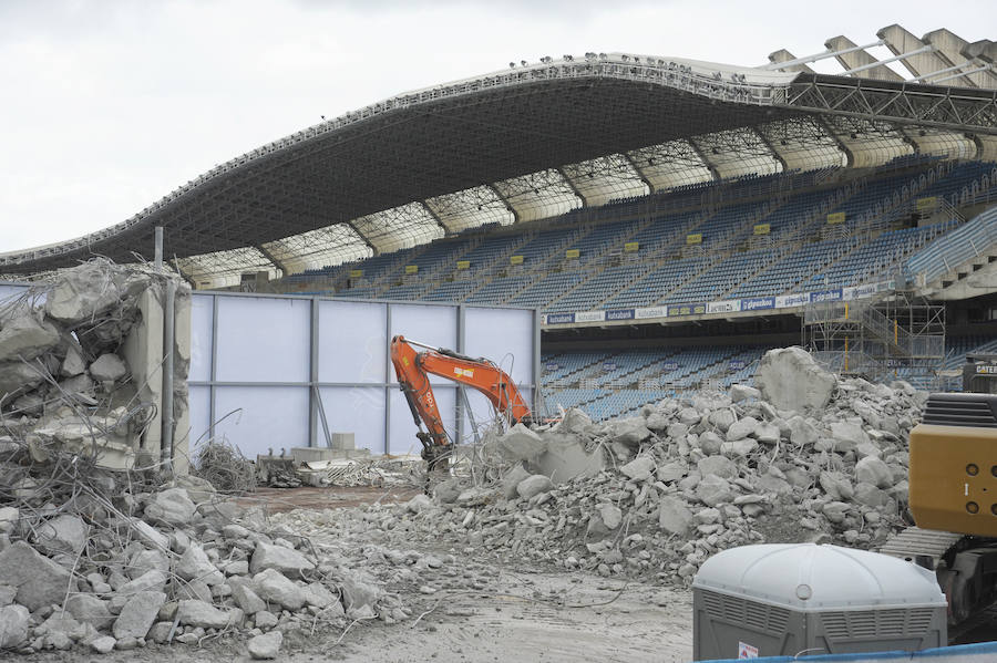 La maquinaria pesada ha culminado prácticamente el derribo del graderío de esa parte del estadio y las obras avanzan a buen ritmo