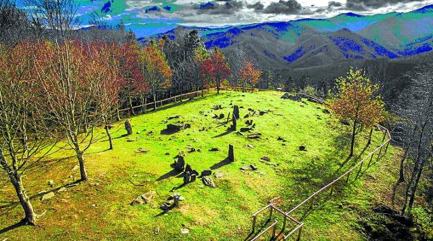 En la vertiente sur oriental del monte Oinddi, sobre un rellano, se encuentra el lugar llamado Muniskue. 