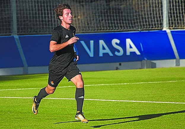 Odriozola corre ayer en el campo principal de Zubieta. 