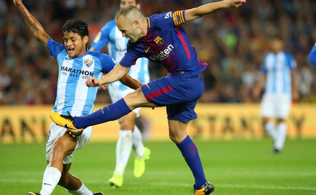 Iniesta remata a gol ante el Málaga.