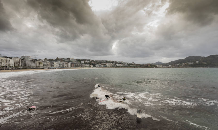 Fuerte oleaje en nuestras costas este fin de semana, que se ha dejado sentir en localidades como San Sebastián.