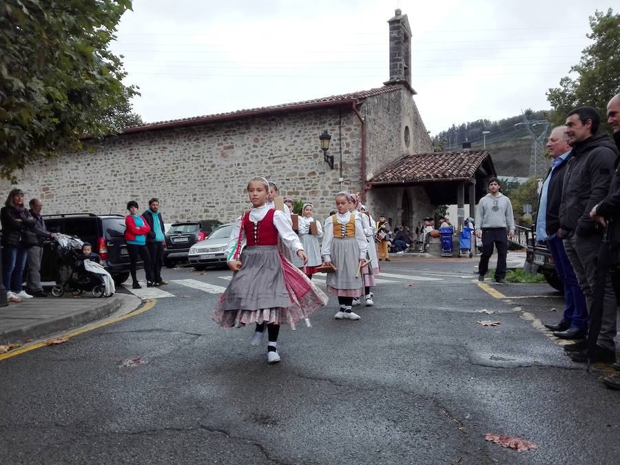 Cerca de 250 niños y niñas de ocho grupos de baile participan en el Dantzari Txiki Eguna